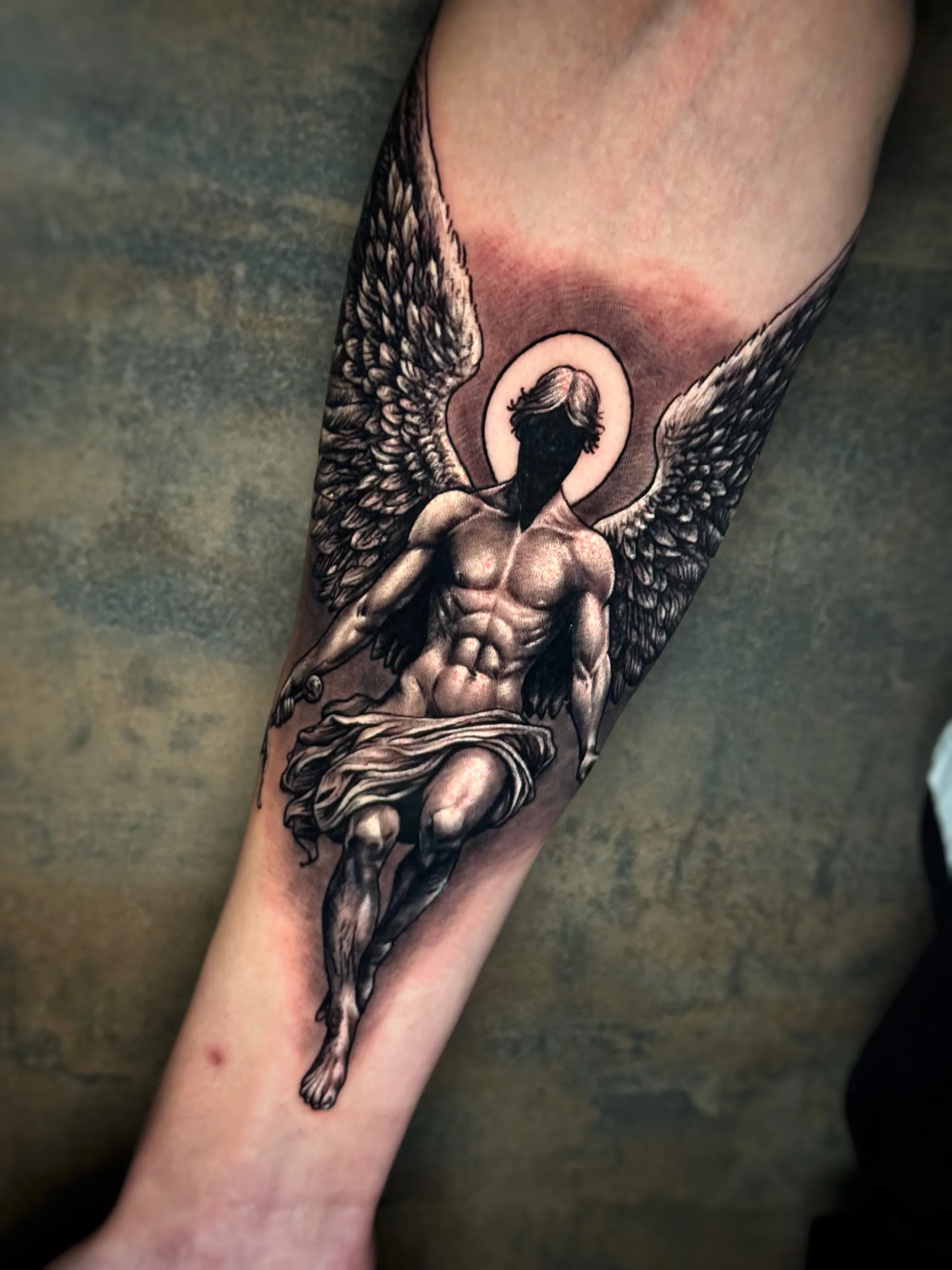 Realistična crno-bela tetovaža anđela sa krilima na podlaktici,  Dropz Tattoo Studio Niš