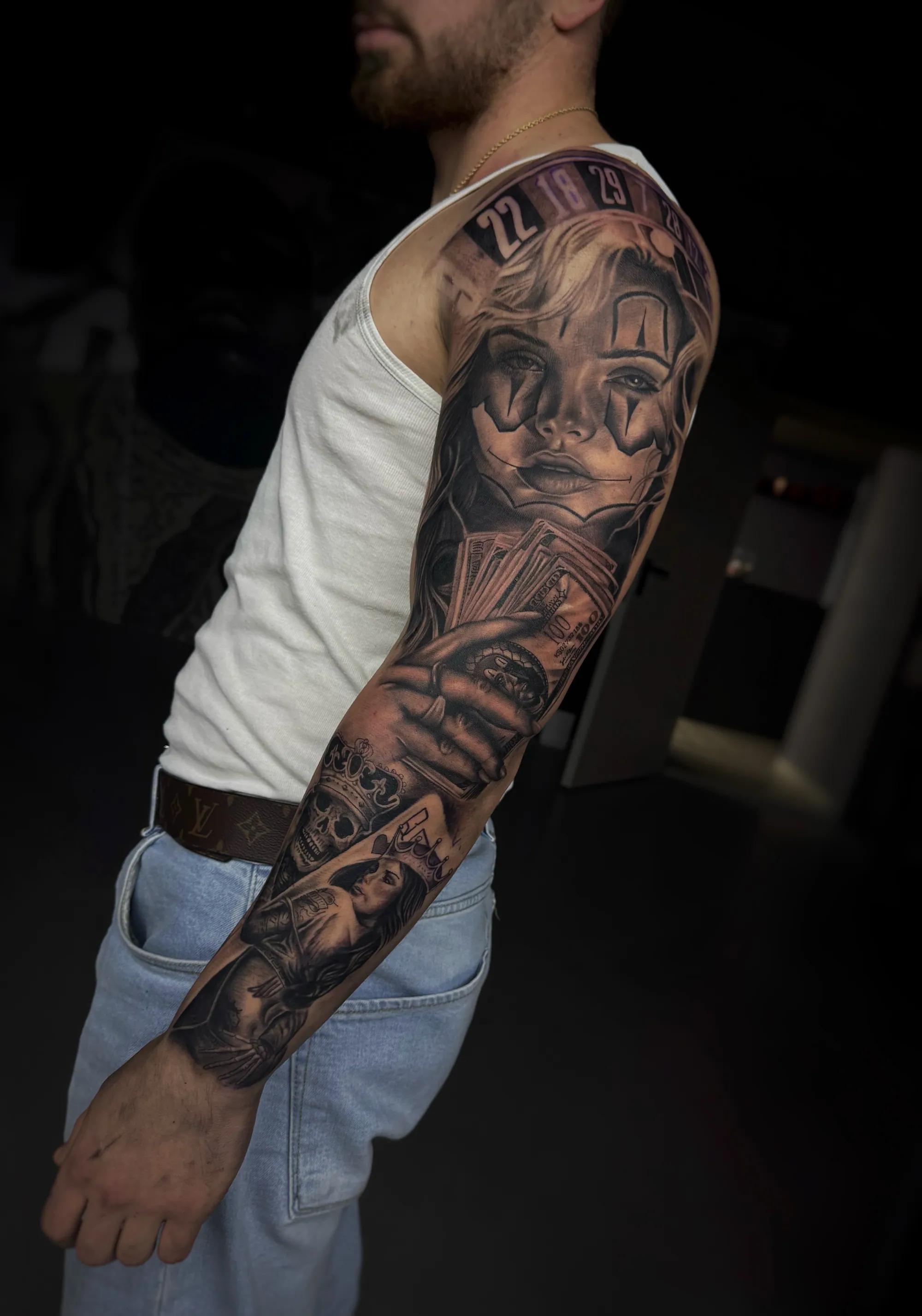 Realistična tetovaža celog rukava sa motivom kockarke, novca i  ruleta, Dropz Tattoo Studio Niš