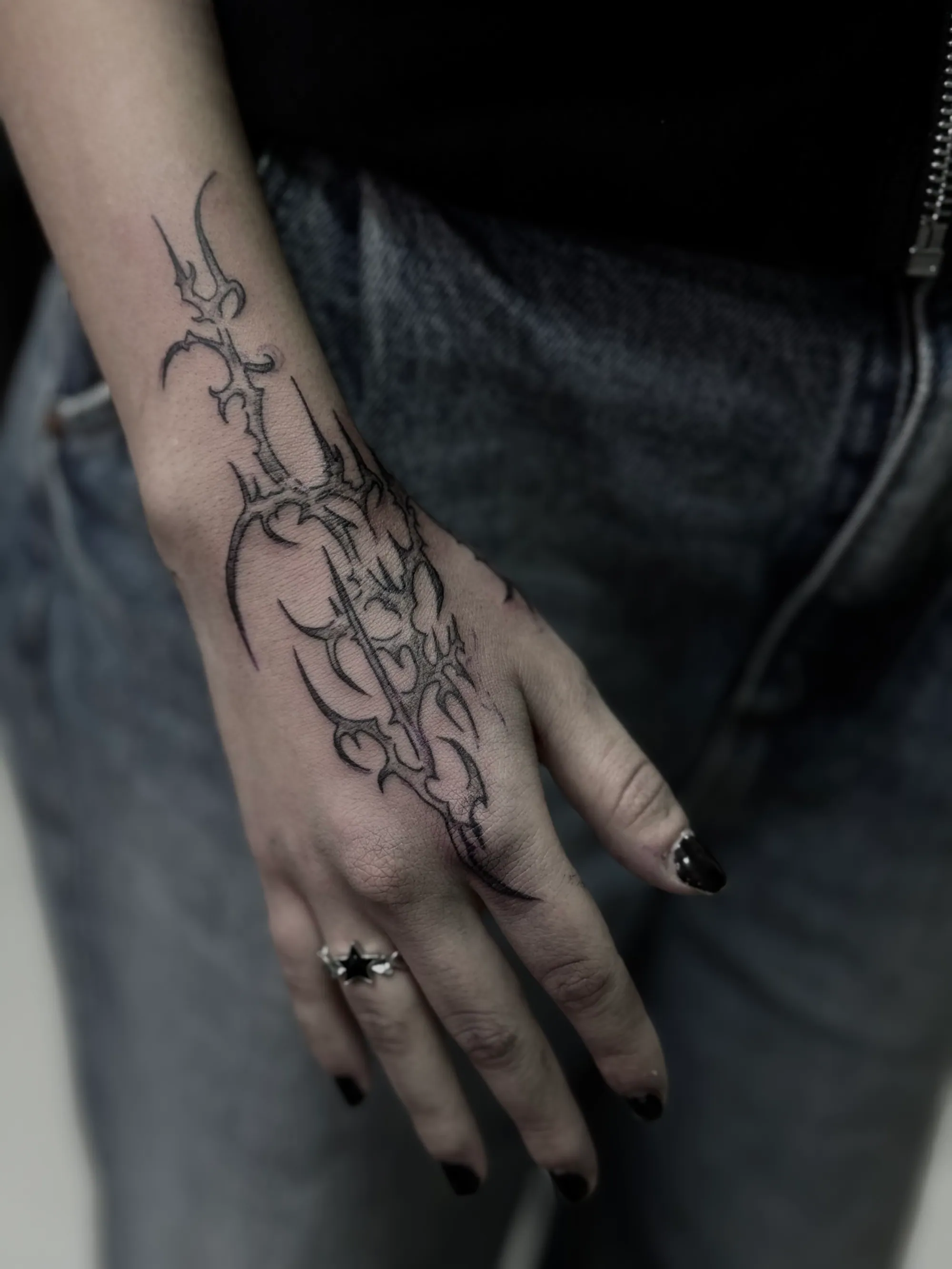 Fine line tribal ornamentalna tetovaža koja se proteže od šake do  podlaktice, Dropz Tattoo Studio Niš