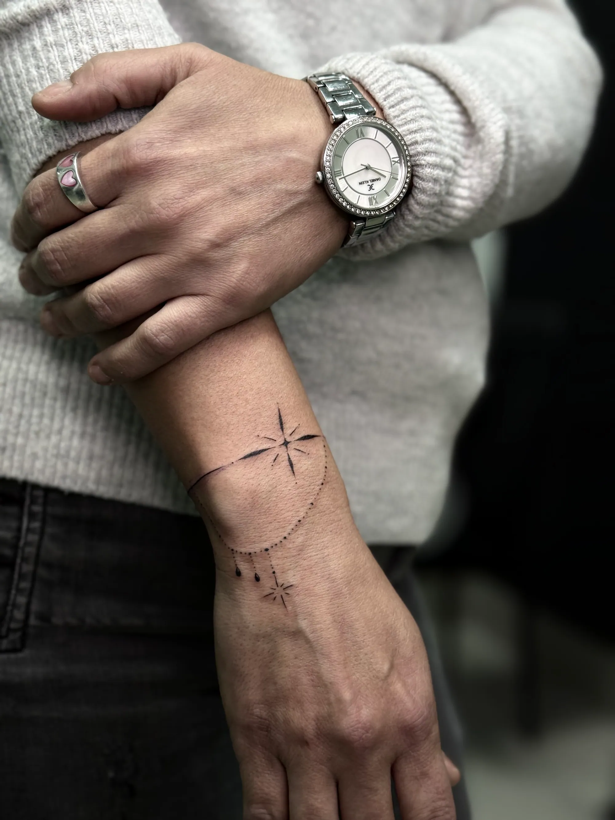 Fine line minimalistička tetovaža zvezda i tačkastog lančića na  zglobu ruke, Dropz Tattoo Studio Niš