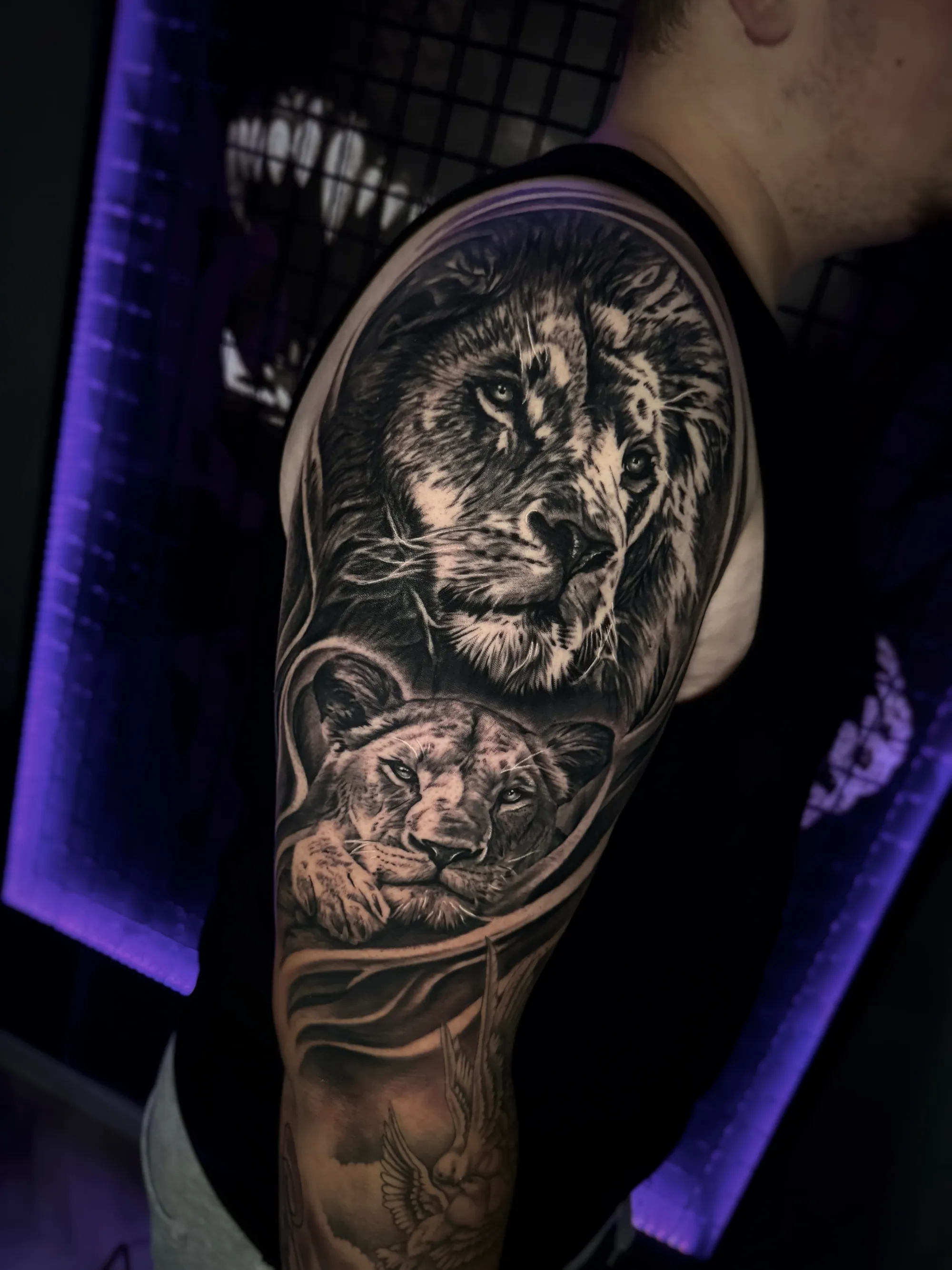 Realistična tetovaža lava i lavice na ramenu i ruci, black and  grey rukav, Dropz Tattoo Studio Niš