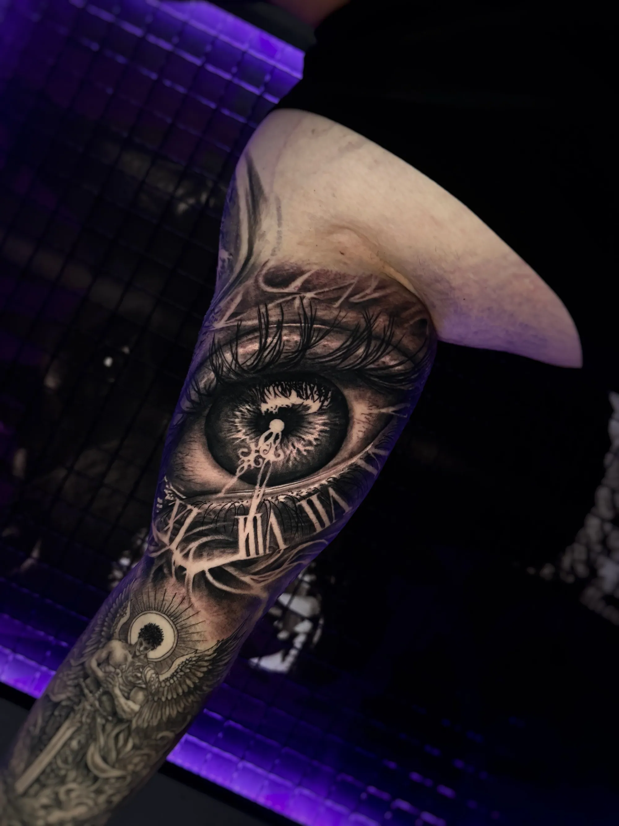 Realistična surrealistička tetovaža ljudskog oka koje prelazi u  sat sa rimskim brojevima, deo rukava tetovaže, Dropz Tattoo Studio  Niš