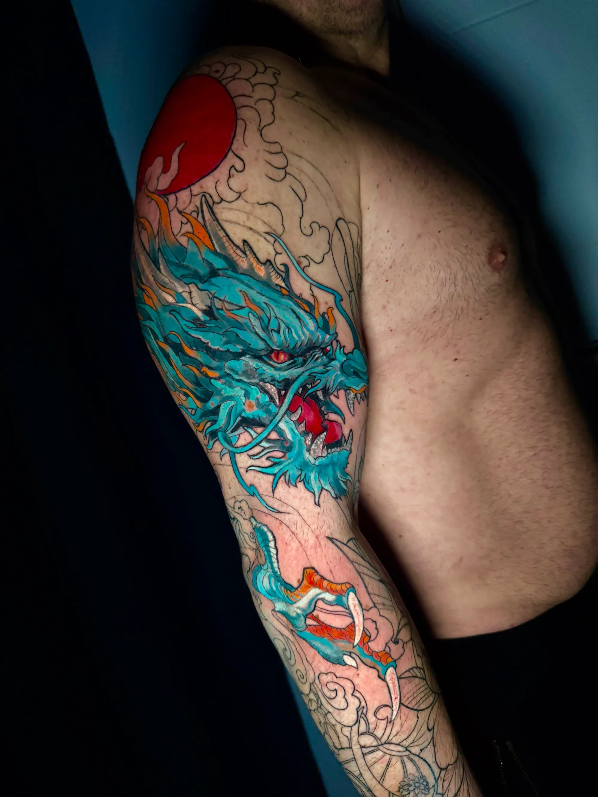 Tetovaža u boji japanskog zmaja sa crvenim suncem na ramenu i ruci,  Dropz Tattoo Studio Niš