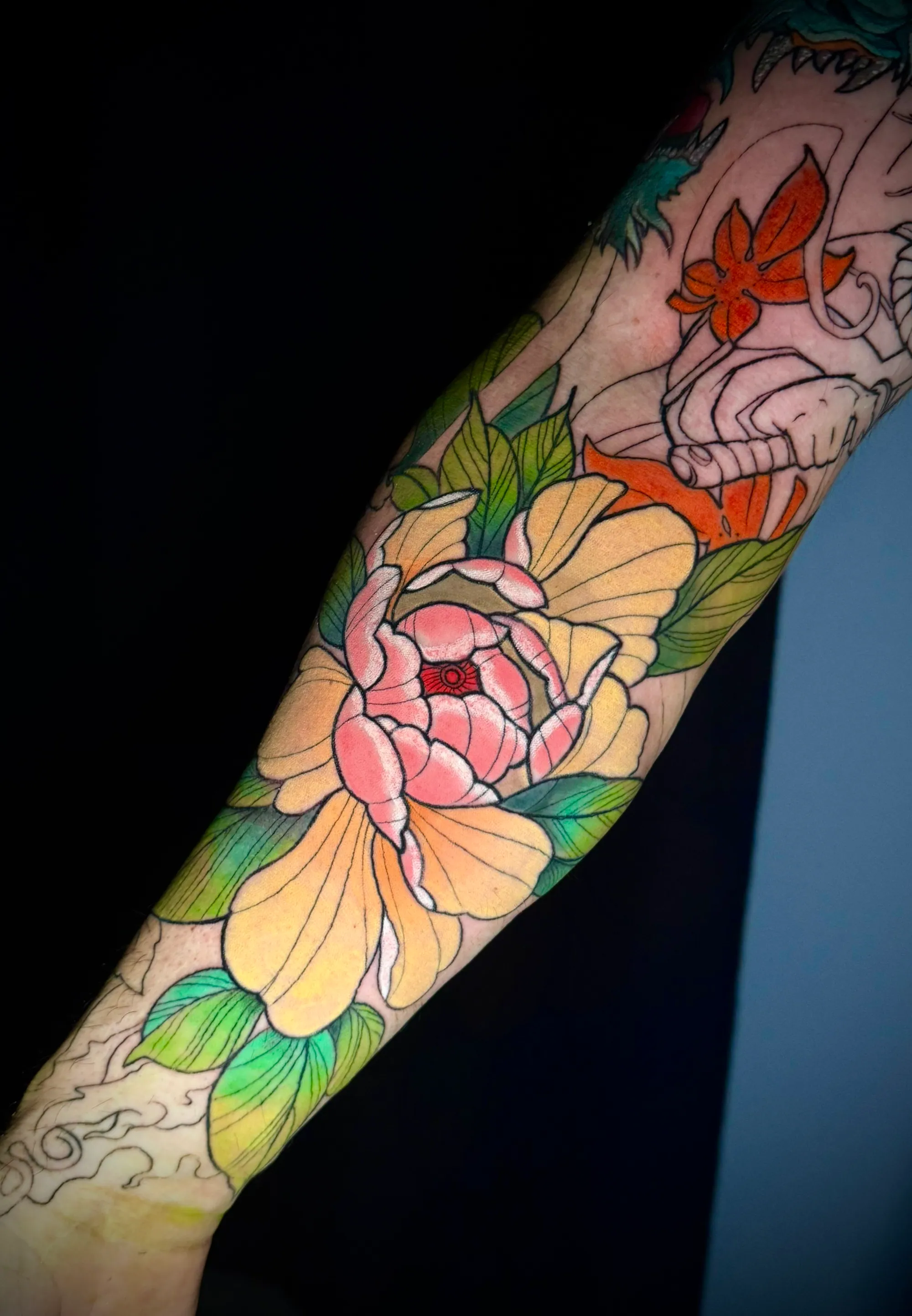 Tetovaža u boji japanskog božura sa lišćem na podlaktici, deo  japanskog rukava, Dropz Tattoo Studio Niš