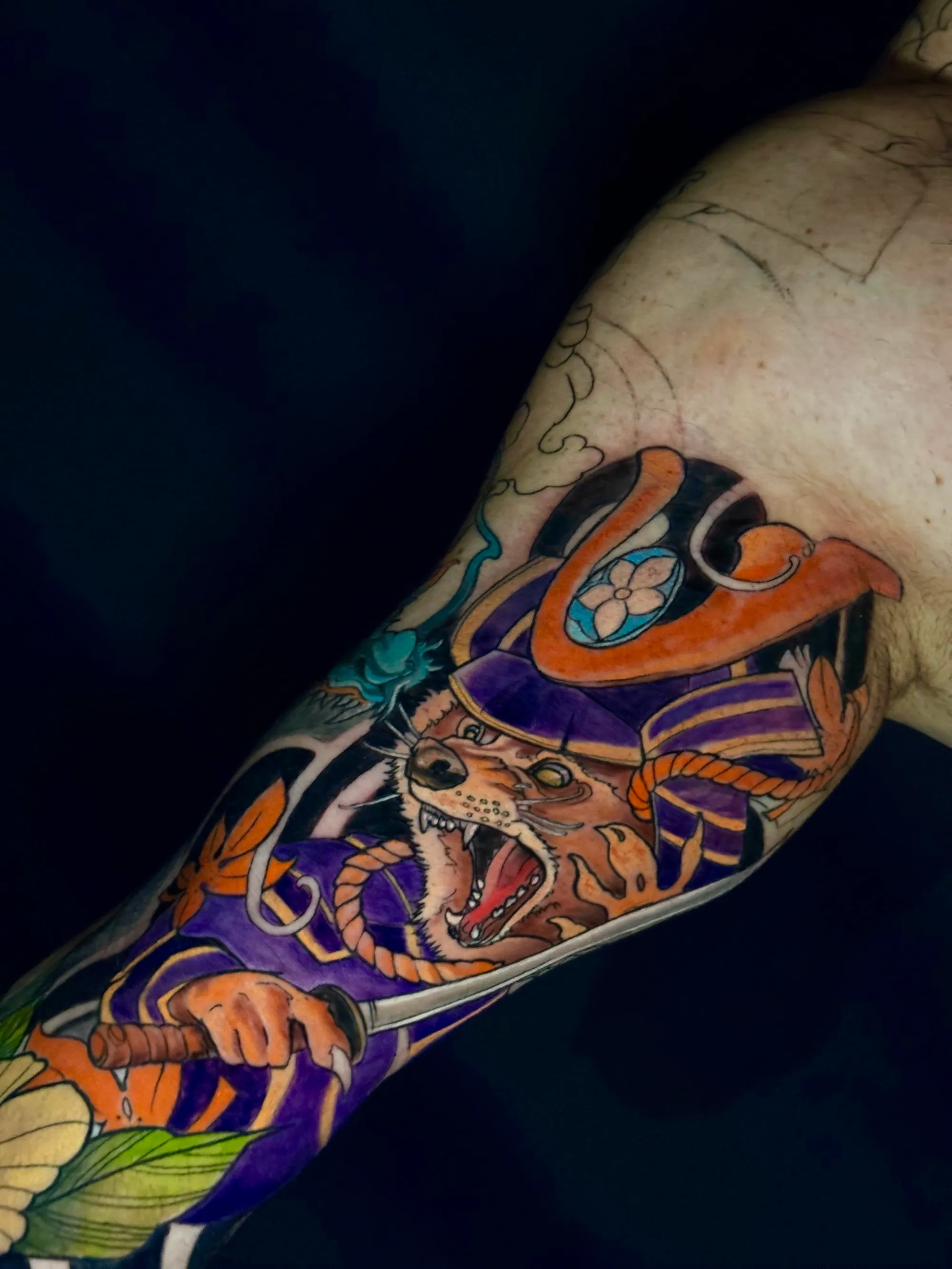 Tetovaža u boji japanskog samuraj ratnika-lisice sa katanom i  oklopom, deo japanskog rukava, Dropz Tattoo Studio Niš