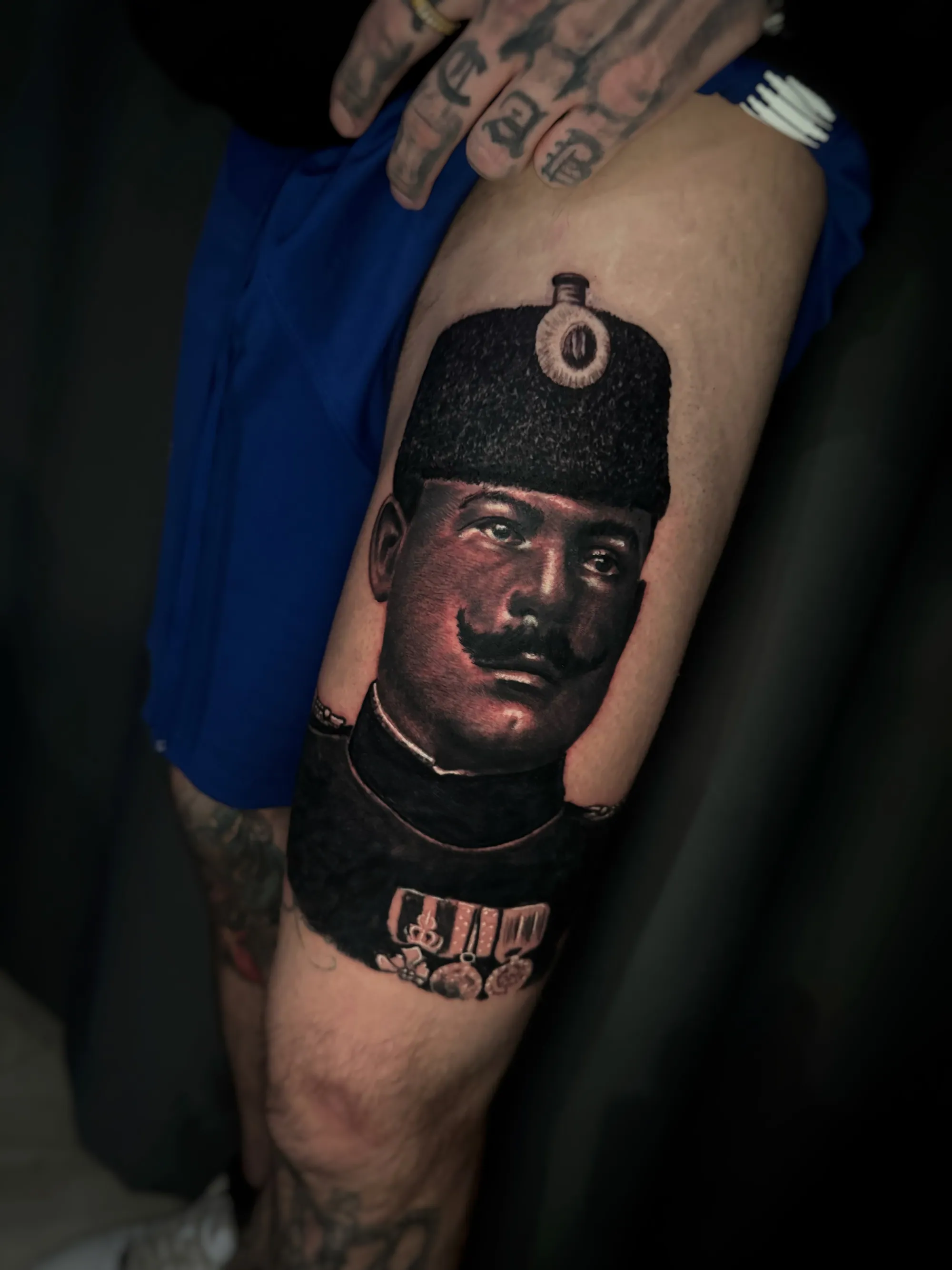 Realistična tetovaža portreta Dragutina Dimitrijevića Apisa sa šajkačom i odlikovanjima na ruci, Dropz Tattoo Studio Niš
